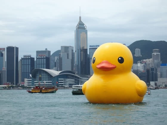 La Rubber Duck di Florentijn Hofman nella baia di Hong Kong